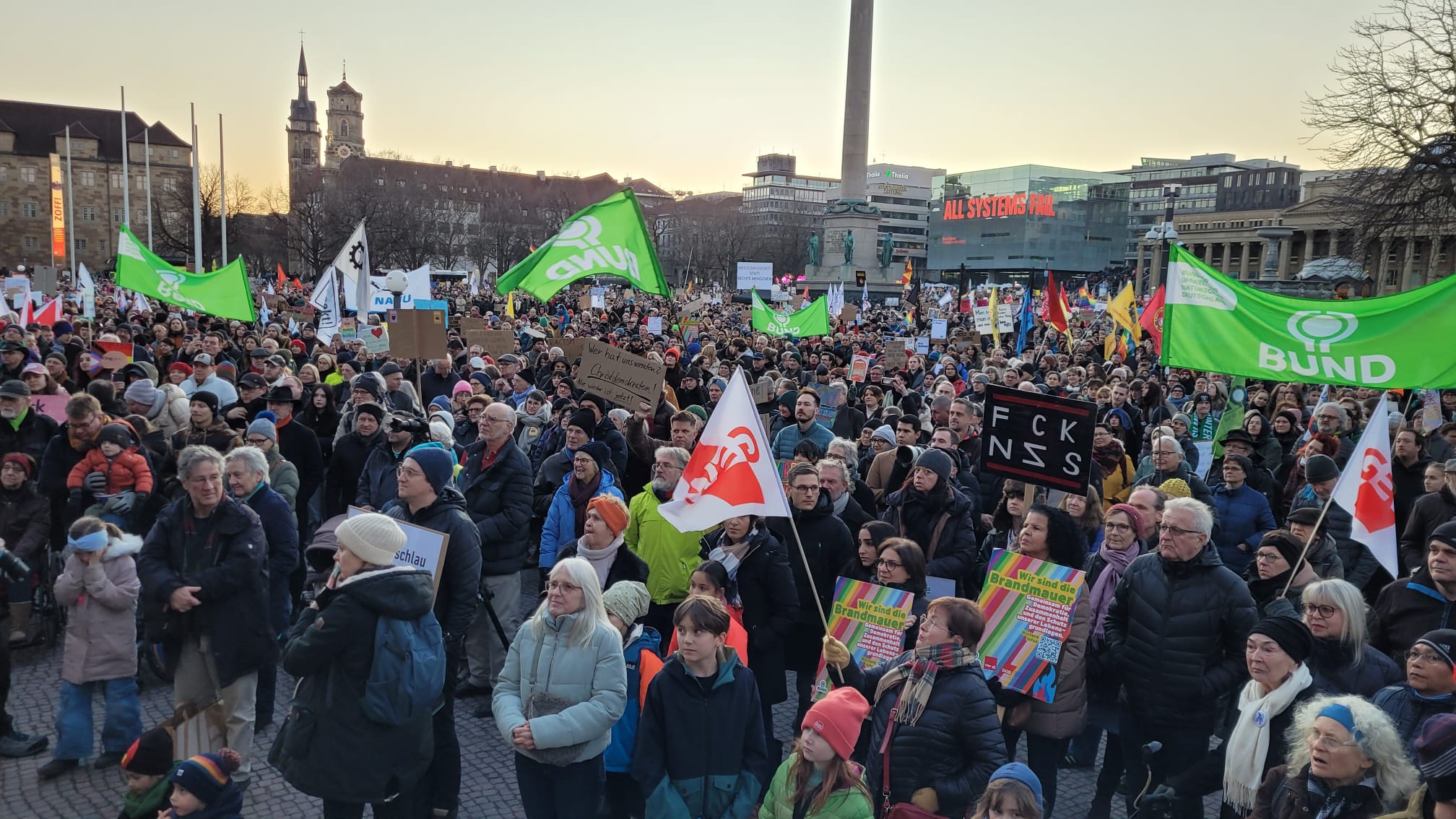 Kundgebung „Wir sind die Brandmauer!“ auf dem Stuttgarter Schlossplatz